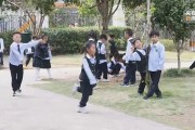多地推行中小学春秋假，“孩子放假、家长不休”怎么办？