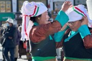 西藏迎来传统“仙女节” ：女子盛装祈愿健康吉祥