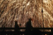 河南宝丰上演非遗“打铁花” 火树银花不夜天